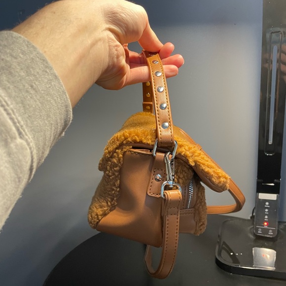 NÚNOO Crossbody Sherpa Bag - Picture 2 of 7